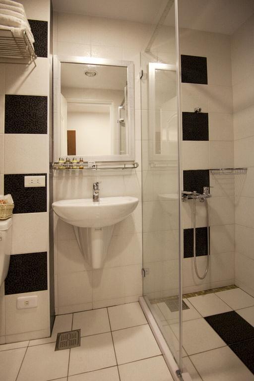 Chao Daily Rent Hotel Tainan Luaran gambar